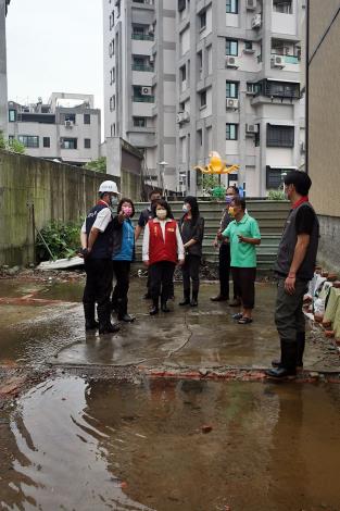 A黃敏惠市長視察遠東街.JPG