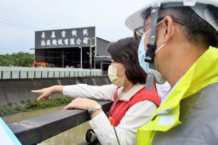 A黃敏惠市長視察通港橋.JPG