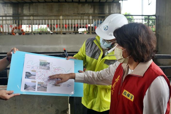 A黃敏惠市長視察番仔溝橋.JPG