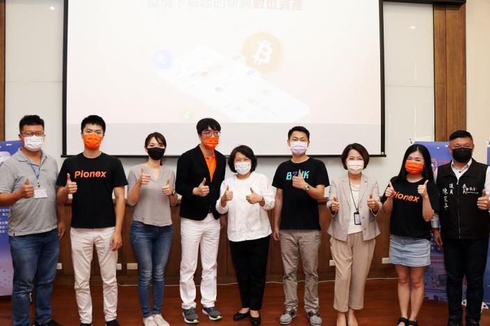 0_本次講座由露天拍賣首席戰略顧問吳德威主持,派網Pionex市場台灣區社群營運長張裕傑、BZNK必可企業募資平台執行長林滄億、露天拍賣營銷總監周書華等三位專家.JPG