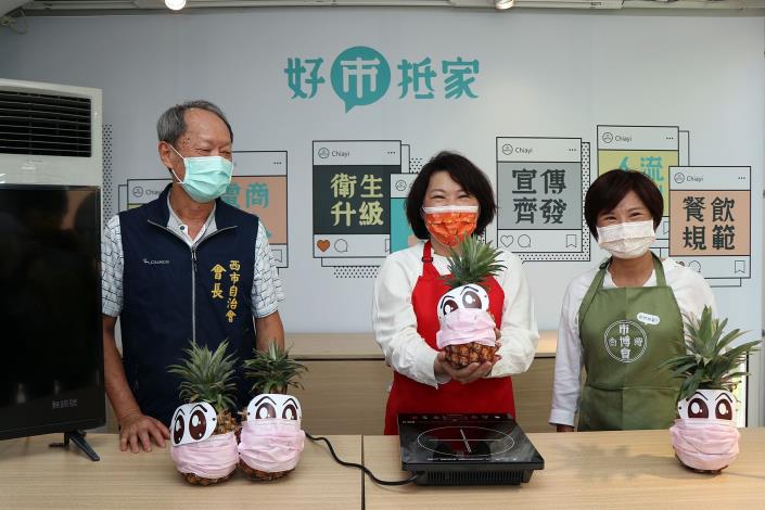 市長拍賣鳳梨.JPG