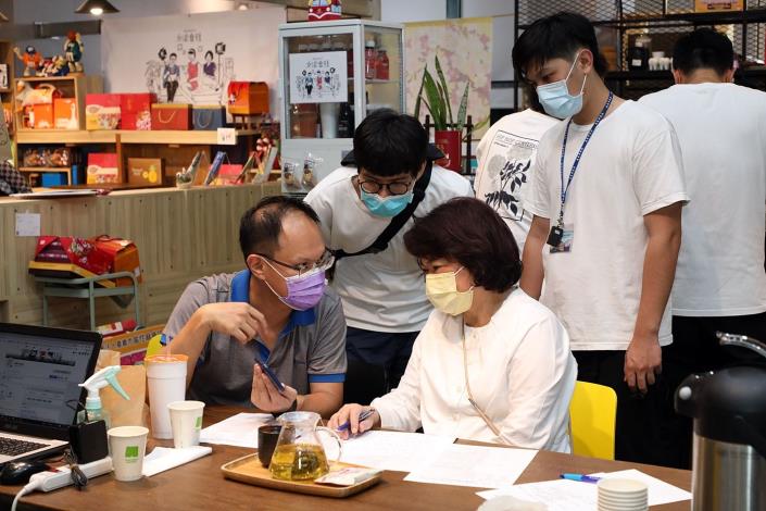 1100829_黃敏惠市長再次前往嘉義女流會社 直播推銷嘉義市身障團體中秋禮盒 (12).JPG