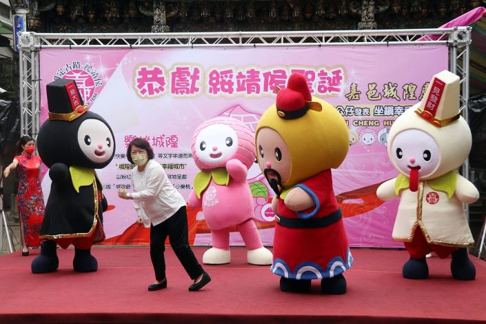 市長與吉祥物共舞.JPG