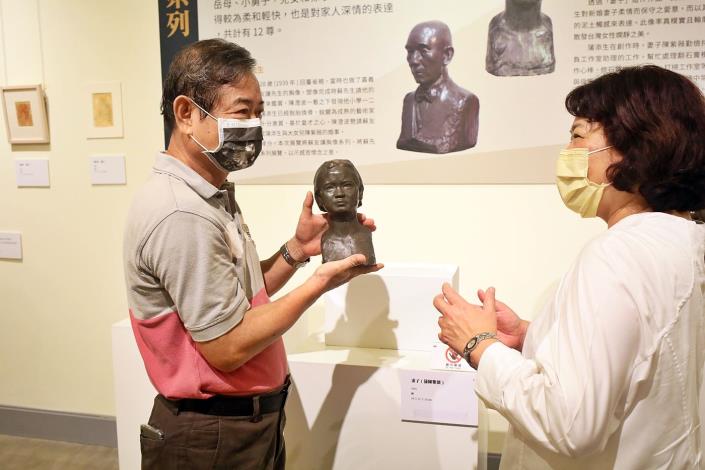 1100903蒲添生110雕塑紀念展A 蒲浩志老師手中的雕像是蒲添生大師為自己妻子蒲陳紫薇雕塑的作品.JPG