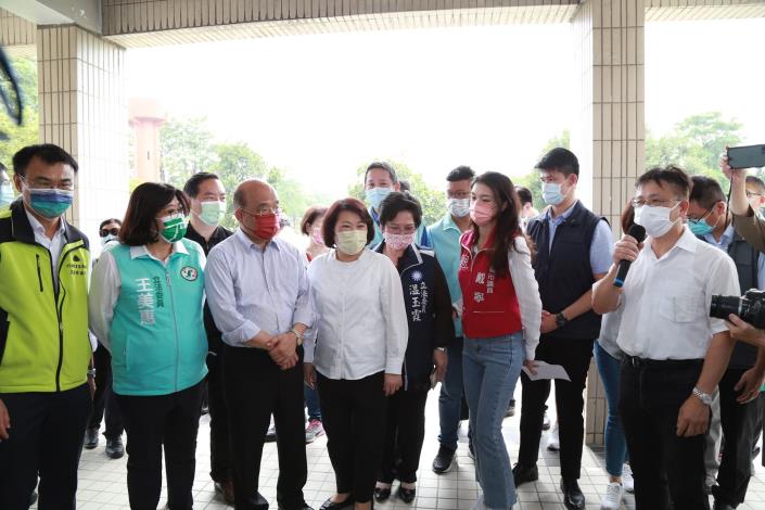 0_LINE_黃敏惠市長等人聽取簡報.JPG