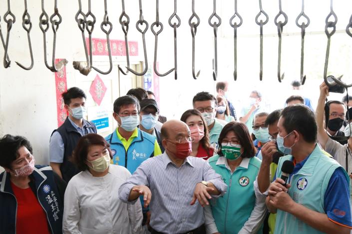 0_LINE_黃敏惠市長、行政院長蘇貞昌等人參觀肉品市場內部 (2).JPG