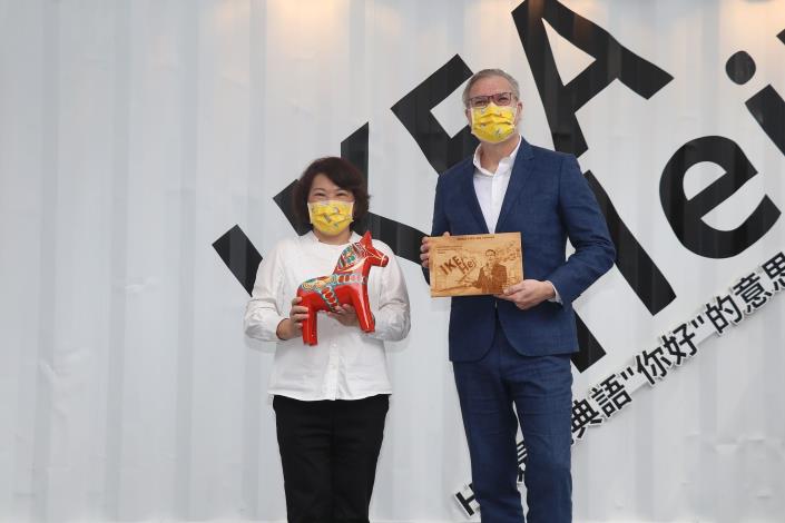 0 市長與Martin Lindström互贈禮物. (台灣檜木與達拉馬).JPG