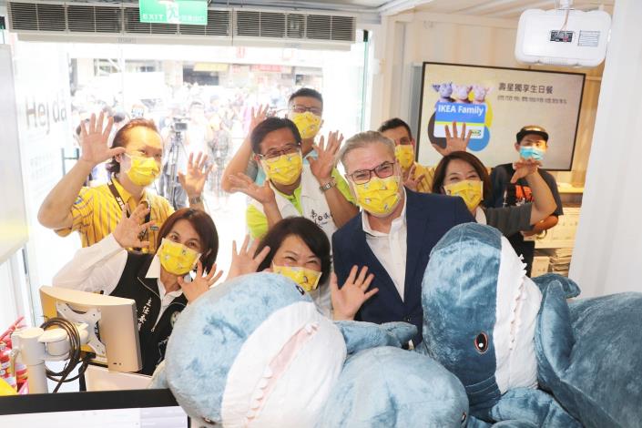1 市長與來賓購買鯊魚玩偶.JPG