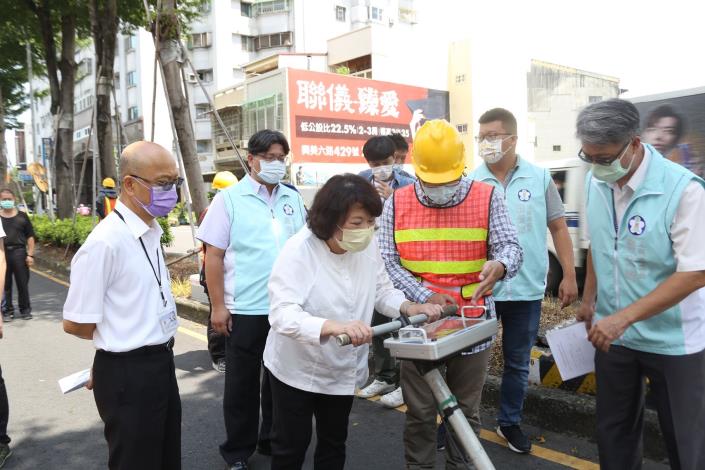0官網_ 市長視察透地雷達檢測 (4).JPG