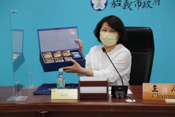 5_市長展示中秋禮盒.JPG