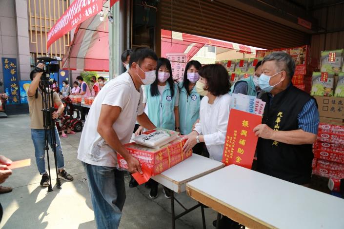 4官網_黃敏惠市長協助發放贊普品.JPG