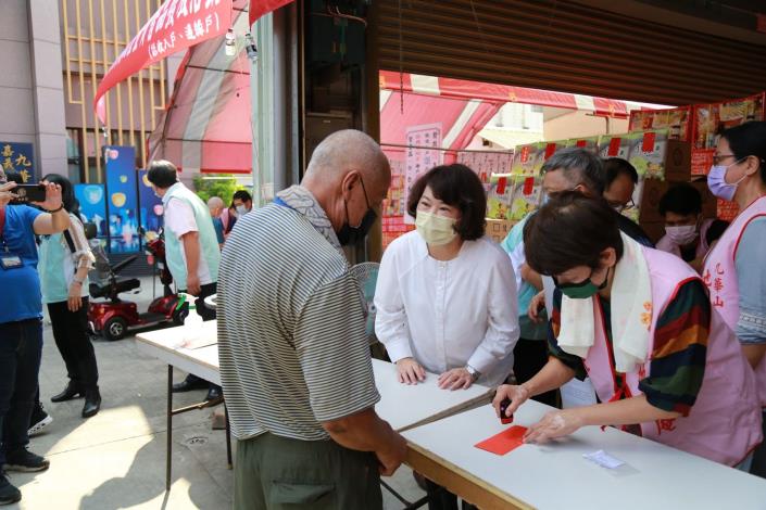 3官網_黃敏惠市長協助發放贊普品 (2).JPG