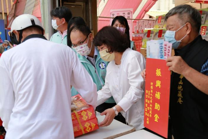 1官網_黃敏惠市長協助發放贊普品.JPG