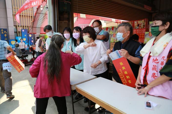 2官網_黃敏惠市長和民眾互動.JPG