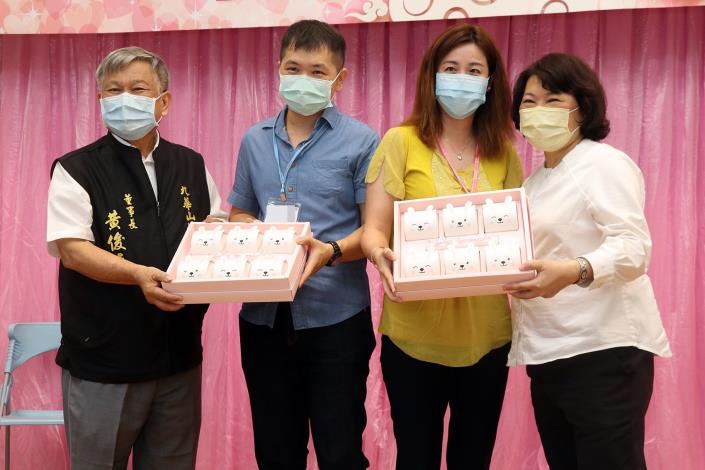幸運兒獲得市長與黃董事長贈月餅.JPG