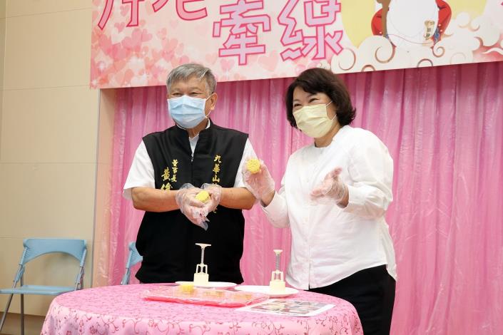 市長與黃董事長親手壓製月餅.JPG