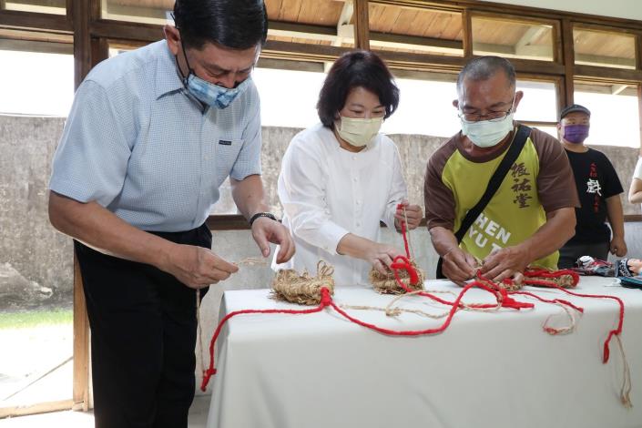 0_ 5 市長(中)體驗草鞋編織.JPG