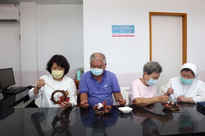 製作花圈.JPG