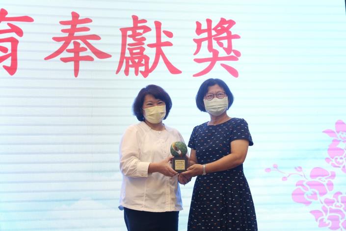 0_ 教育奉獻獎嘉義市垂楊國小附設幼兒園退休教師何香蓮老師.JPG