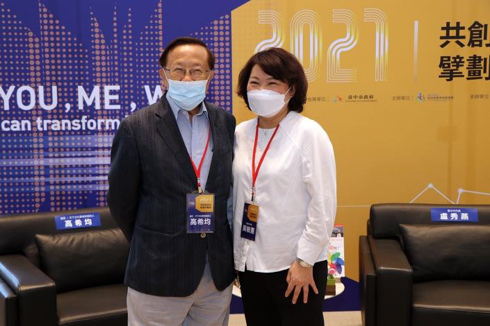 與創辦人高希均合照.JPG