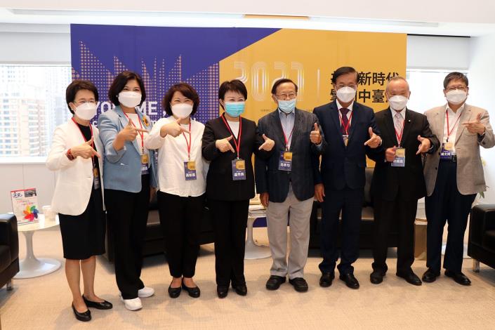 合照 比出七縣市的七手勢.JPG