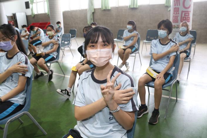 0FB_ 輔仁中學學生施打疫苗 (2).JPG