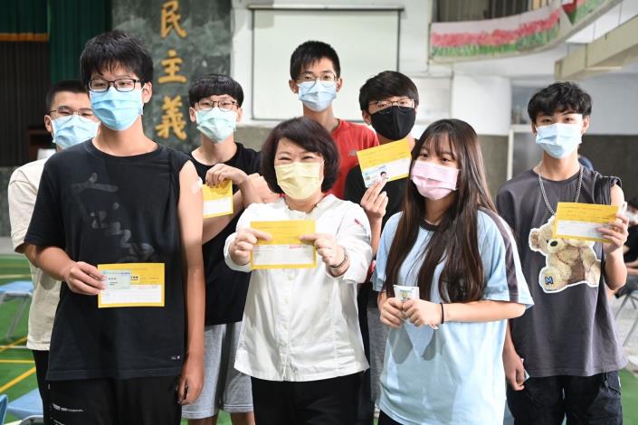 0_黃敏惠市長到輔仁中學關心學生施打疫苗 (8)