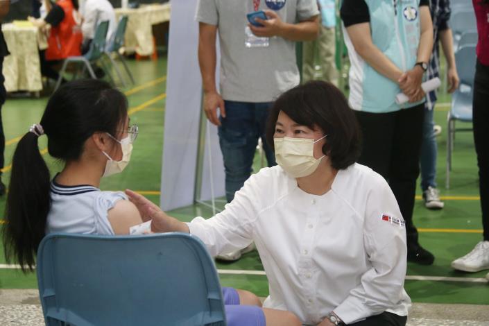 0_黃敏惠市長到輔仁中學關心學生施打疫苗 (2).JPG
