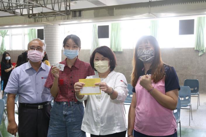 0_黃敏惠市長到輔仁中學關心學生施打疫苗.JPG