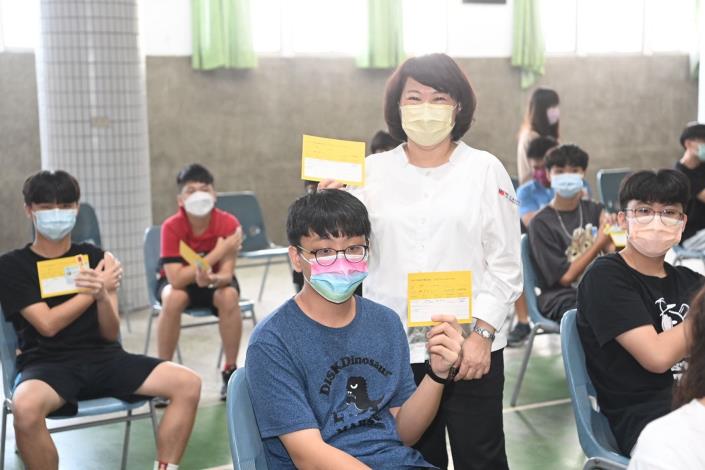 0_黃敏惠市長到輔仁中學關心學生施打疫苗 (5)