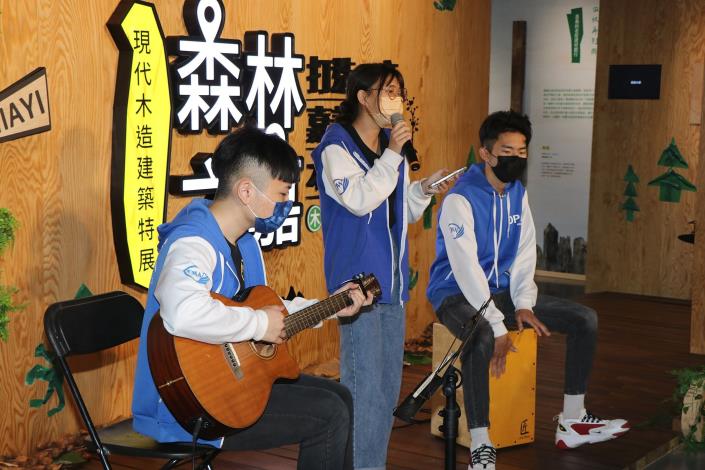 2 東吳高職學生表演.JPG