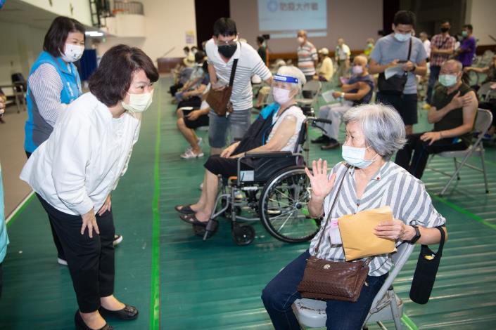 0LINE 港坪運動公園 AZ第二劑接種 黃敏惠市長前往關心 (1)