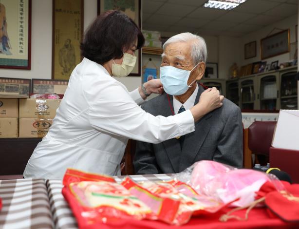 0 官網 4 黃敏惠市長為孔令鑫爺爺戴上重陽節金牌.JPG