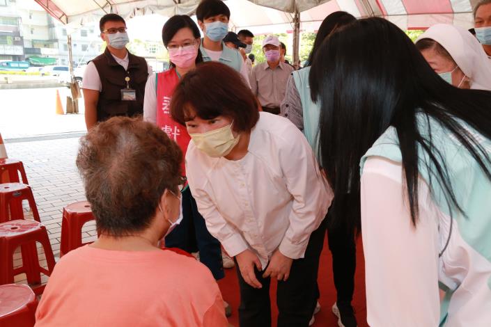 2官網_市長關心長者施打第二劑莫德納疫苗狀況.JPG