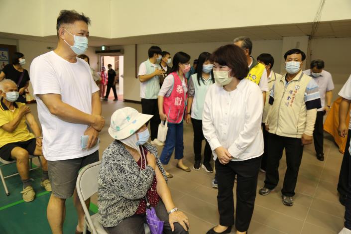 1官網_市長關心長者施打第二劑莫德納疫苗狀況.JPG