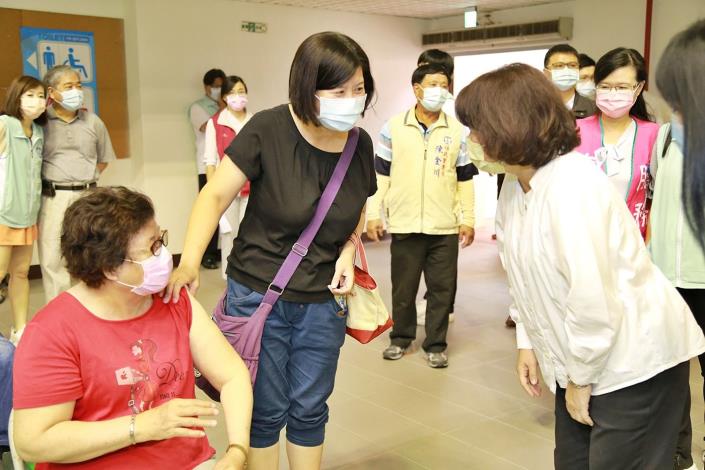 3官網_市長關心長者施打第二劑莫德納疫苗狀況.JPG