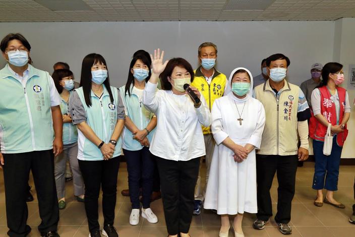 1003 黃敏惠市長在港坪體育館關心長輩接種莫德納第二劑  講普發2000元消費金 (1).JPG