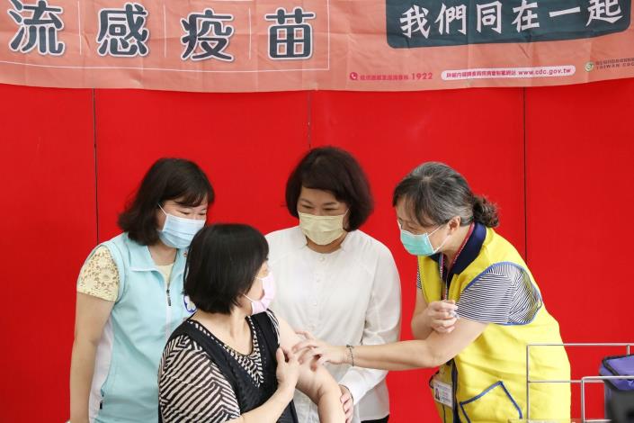 0_民眾接種流感疫苗.JPG