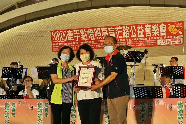 1101009a盲人福利協進會 鵝媽媽樂團 音樂會 頒贈感謝狀 (3).JPG