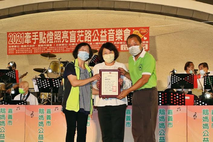 1101009a盲人福利協進會 鵝媽媽樂團 音樂會 頒贈感謝狀 (1).JPG