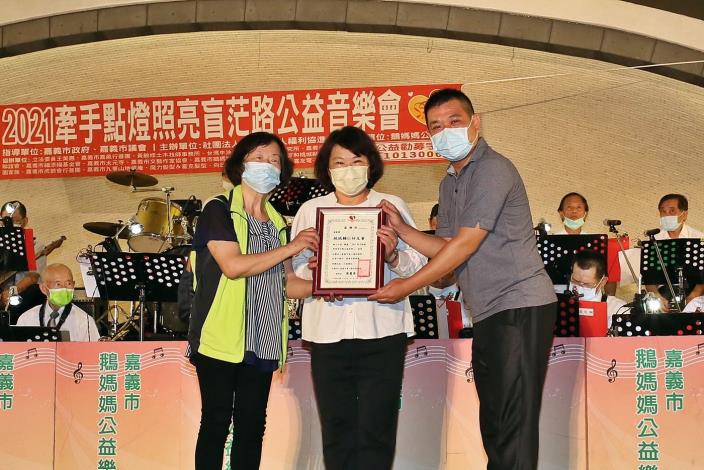 1101009a盲人福利協進會 鵝媽媽樂團 音樂會 頒贈感謝狀 (2).JPG