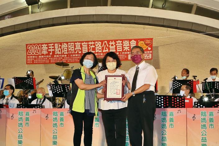 1101009a盲人福利協進會 鵝媽媽樂團 音樂會 頒贈感謝狀 (6).JPG