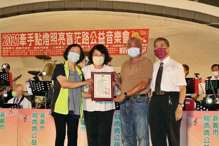 1101009a盲人福利協進會 鵝媽媽樂團 音樂會 頒贈感謝狀 (7).JPG