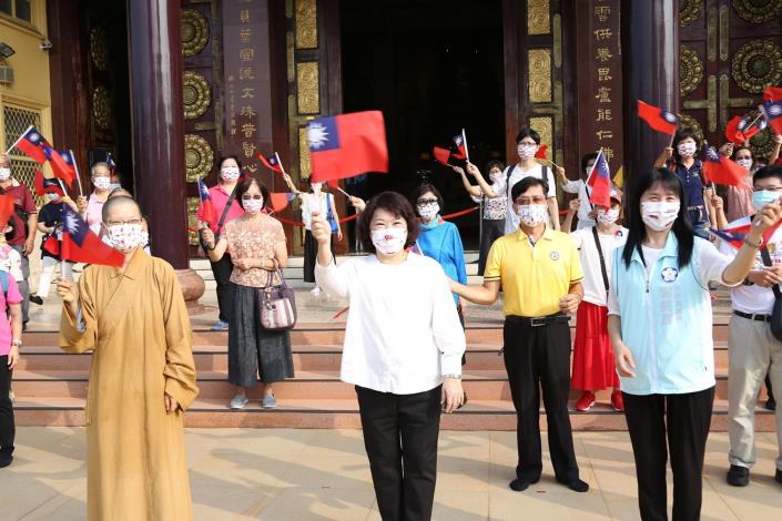 0_市長與大家一起揮舞國旗.JPG