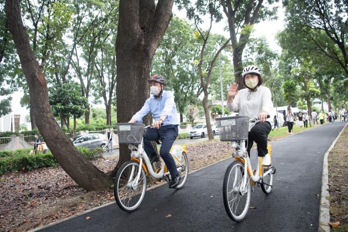 0line_黃敏惠市長與內政部陳宗彥政務次長騎自行車