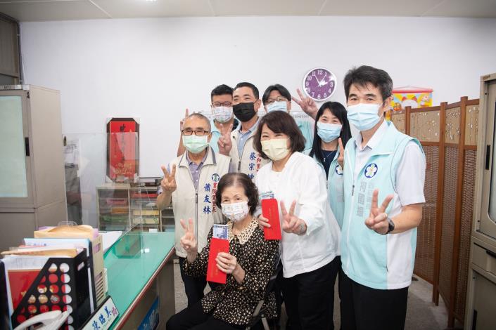 0 官網 1 黃敏惠市長與媽媽一起至聯合里辦公處領取2千元振興消費金