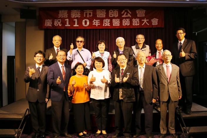 A 50年醫師代表.JPG