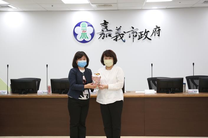 5 衛生局長廖育瑋轉呈獎項給市長.JPG
