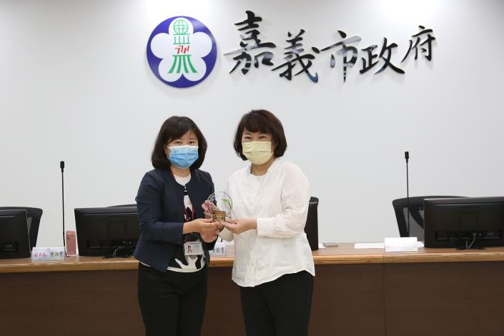 7 衛生局長廖育瑋轉呈獎項給市長.JPG
