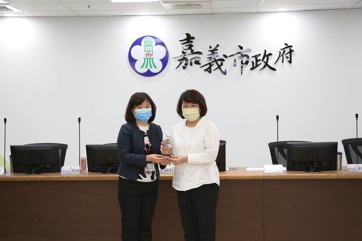 4 衛生局長廖育瑋轉呈獎項給市長.JPG